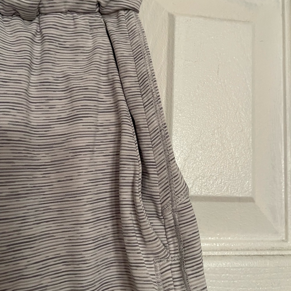 New Lululemon gray striped On the Fly skirt 6 athletic - Picture 7 of 11